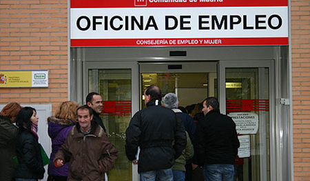 España lidera la reducción del desempleo en el último año
